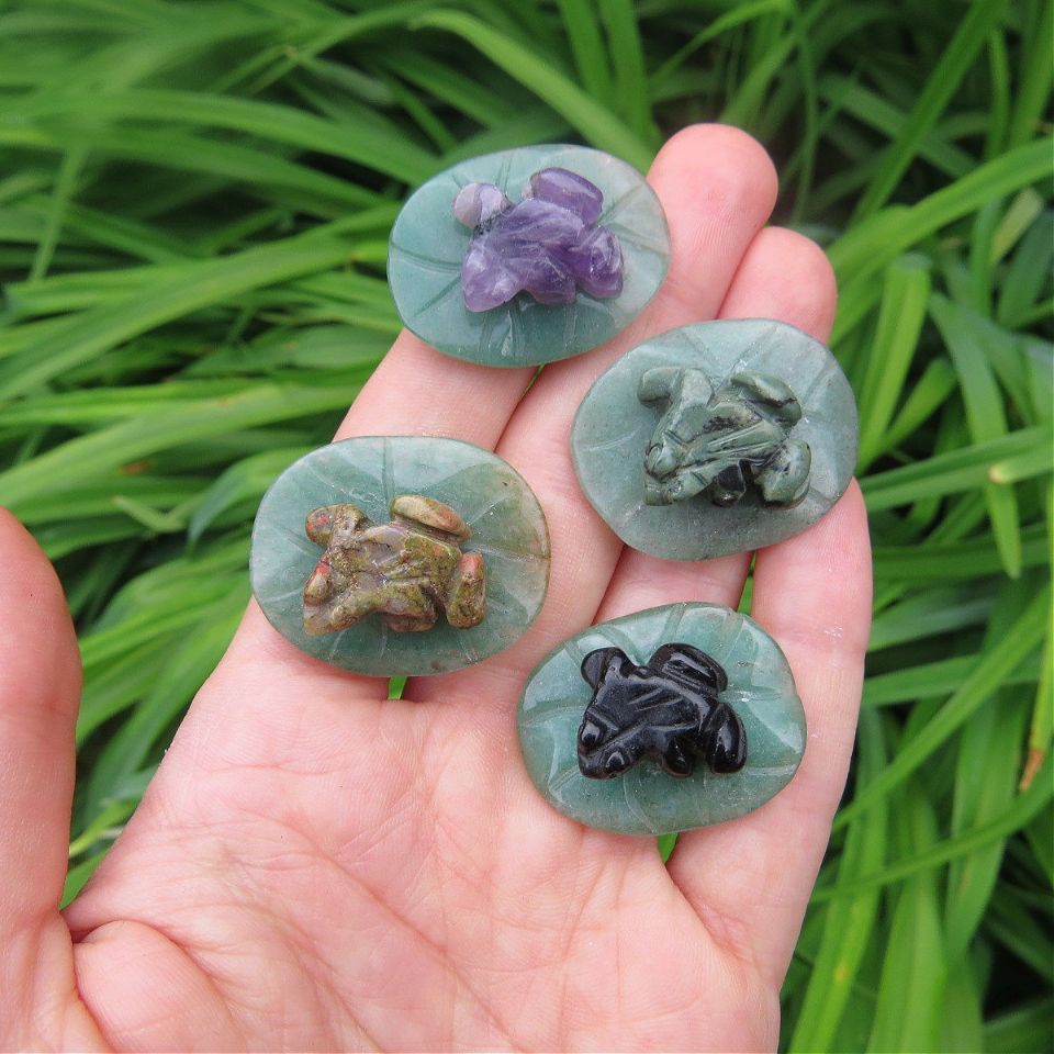Mini Crystal Frog on Lily Pad Animal Carvings