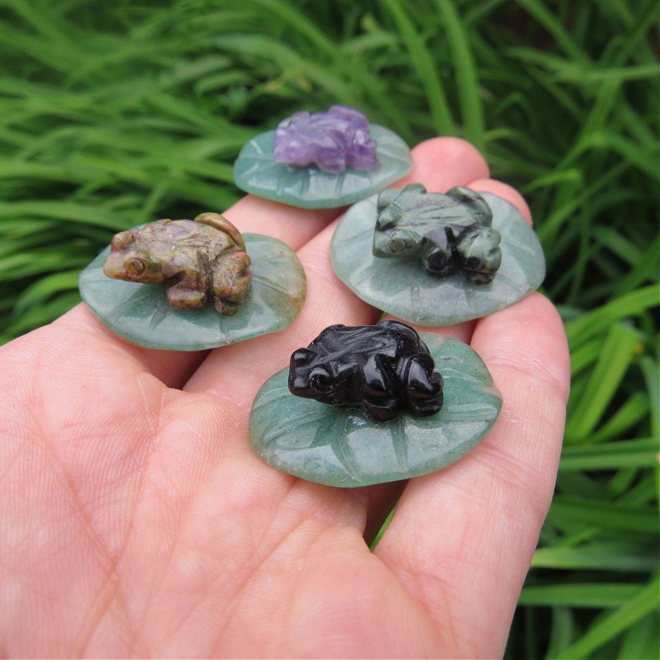 Mini Crystal Frog on Lily Pad Animal Stone Carvings