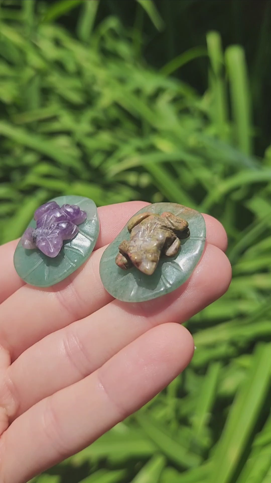 Mini Crystal Frog on Lily Pad Animal Stone Carvings